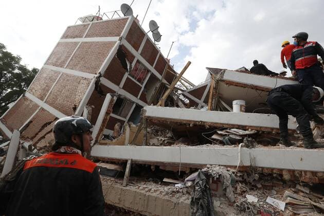 September 19 2017 EUM20170919NAC114 JPG CIUDAD DE MEXICO Earthquake Sismo CDMX El fuerte sismo que sacudio este martes la Ciudad de Mexico provoco el colapso de edificios en varios puntos de la capital y dejo decenas de muertos y un numero indeterminado de personas atrapadas bajo los escombros En la imagen personal y equipos de rescate en el edificio de Coapa en la calle Racho el Arco al sur de esta capital 19 de septiembre 2017 Foto Agencia EL UNIVERSAL Luis Cortes RCC Credit Image © El Universal via ZUMA Wire Latin News September 19 2017 LuisxCortes  EUM_I_20170919_501163.JPG