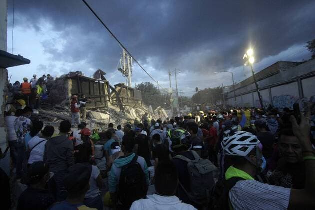 September 19 2017 EUM20170919NAC118 JPG CIUDAD DE MEXICO Earthquake Sismo CDMX Decenas de personas de la comunidad civil ayudan en las tareas de remocion de escombros en algunos edificios que se derrumbaron tras el sismo de este martes 19 de septiembre de 2017 en la Ciudad de Mexico En la imagen se aprecia una construccion colapsada en la colonia Obrera zona centro de esta capital Foto Agencia EL UNIVERSAL Carlos Mejia EVZ Credit Image © El Universal via ZUMA Wire Latin News September 19 2017 CarlosxMejia ElxUniversal  EUM_I_20170919_501167.JPG