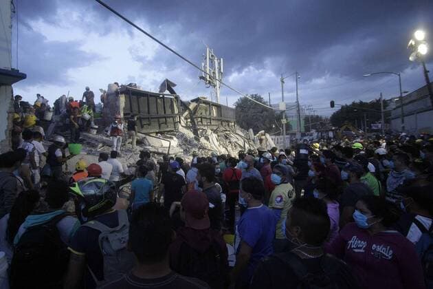 September 19 2017 EUM20170919NAC116 JPG CIUDAD DE MEXICO Earthquake Sismo CDMX Decenas de personas de la comunidad civil ayudan en las tareas de remocion de escombros en algunos edificios que se derrumbaron tras el sismo de este martes 19 de septiembre de 2017 en la Ciudad de Mexico En la imagen se aprecia una construccion colapsada en la colonia Obrera zona centro de esta capital Foto Agencia EL UNIVERSAL Carlos Mejia EVZ Credit Image © El Universal via ZUMA Wire Latin News September 19 2017 CarlosxMejia ElxUniversal  EUM_I_20170919_501165.JPG