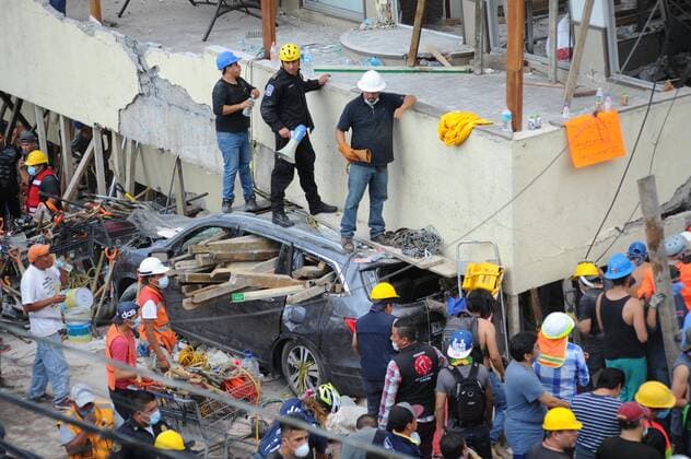 Schweres Erdbeben erschüttert Mexiko Mexican members of the rescue teams work at the Enrique Rebsamen school in Mexico City, Mexico, 19 September 2017. At least 20 children and two adults were killed and 38 others were missing Tuesday after a school building collapsed in Mexico City after a magnitude 7.1 earthquake shook the country. At least 20 children, 2 adults dead at Mexico City school after earthquake !ACHTUNG: NUR REDAKTIONELLE NUTZUNG!  Copyright: xstrx MEX142 20170920-636414890945197447