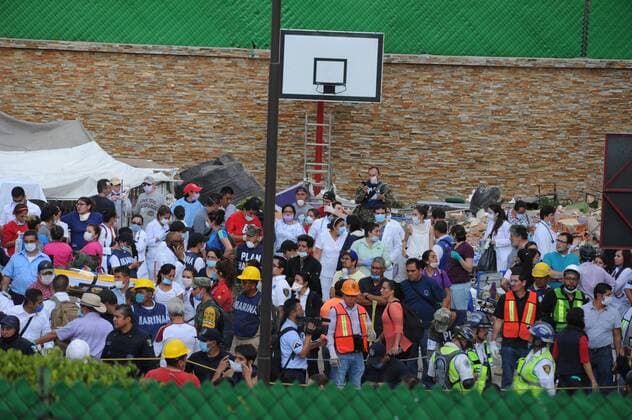 Schweres Erdbeben erschüttert Mexiko Mexican members of the rescue teams work at the Enrique Rebsamen school in Mexico City, Mexico, 19 September 2017. At least 20 children and two adults were killed and 38 others were missing Tuesday after a school building collapsed in Mexico City after a magnitude 7.1 earthquake shook the country. At least 20 children, 2 adults dead at Mexico City school after earthquake !ACHTUNG: NUR REDAKTIONELLE NUTZUNG!  Copyright: xstrx MEX147 20170920-636414891576529447