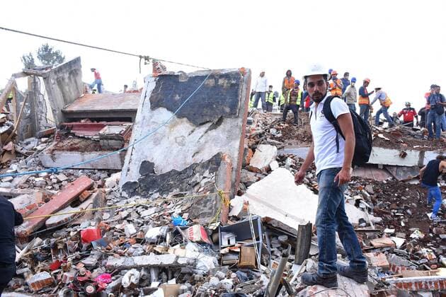 September 19, 2017 - Mexico City, Mexico, Mexico - Rescuers are seen during the helping people after 7.1 earthquake ocurred in Mexico City on September 19, 2017. On September 19, 1985, an earthquake occurred of 8.1 where material and human losses were recorded. Today is commemorated 22 years of that disaster. Mexico City Mexico  - ZUMAn230 20170919_zaa_n230_521 Copyright: xCarlosxTischlerx