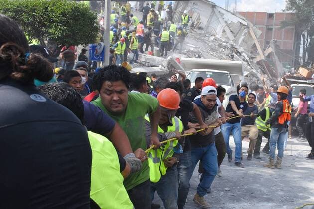 September 19, 2017 - Mexico City, Mexico, Mexico - Rescuers are seen during the helping people after 7.1 earthquake ocurred in Mexico City on September 19, 2017. On September 19, 1985, an earthquake occurred of 8.1 where material and human losses were recorded. Today is commemorated 22 years of that disaster. Mexico City Mexico  - ZUMAn230 20170919_zaa_n230_527 Copyright: xCarlosxTischlerx