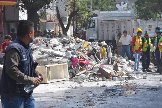 September 19, 2017 - Mexico City, Mexico, Mexico - Rescuers are seen during the helping people after 7.1 earthquake ocurred in Mexico City on September 19, 2017. On September 19, 1985, an earthquake occurred of 8.1 where material and human losses were recorded. Today is commemorated 22 years of that disaster. Mexico City Mexico  - ZUMAn230 20170919_zaa_n230_530 Copyright: xCarlosxTischlerx