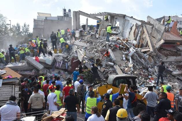 September 19, 2017 - Mexico City, Mexico, Mexico - Rescuers are seen during the helping people after 7.1 earthquake ocurred in Mexico City on September 19, 2017. On September 19, 1985, an earthquake occurred of 8.1 where material and human losses were recorded. Today is commemorated 22 years of that disaster. Mexico City Mexico  - ZUMAn230 20170919_zaa_n230_531 Copyright: xCarlosxTischlerx