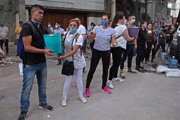 Schweres Erdbeben erschüttert Mexiko September 20 2017 EUM20170919NAC140 JPG CIUDAD DE MEXICO EarthquakeSismo CDMX Hombres y mujeres de todas las edades se sumaron a los trabajos de remocion de concreto y basura en las colonias afectadas por el sismo de este martes 19 de septiembre de 2017 Foto Agencia EL UNIVERSALCamila MataRCC  - ZUMAu78_ 20170920_zaf_u78_004 Copyright: xElxUniversalx