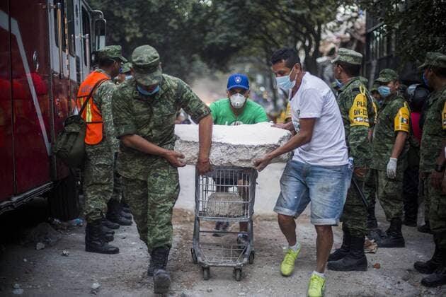 Schweres Erdbeben erschüttert Mexiko September 20 2017 EUM20170920NAC02 JPG CIUDAD DE MEXICO Earthquake Sismo CDMX Militares y voluntarios participan en la remocion de lozas en la calle Laredo casi esquina Nuevo Leon en la Roma el 19 de septiembre de 2017 Foto Agencia EL UNIVERSAL RCC  - ZUMAu78_ 20170920_zaf_u78_006 Copyright: xAlanxCarranzax