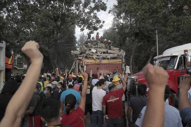 Schweres Erdbeben erschüttert Mexiko September 20 2017 EUM20170920NAC03 JPG CIUDAD DE MEXICO Earthquake Sismo CDMX Los brazos en alto fue la senal para pedir silencio y asi poder escuchar si alguien debajo de los escombros pedia ayuda tras el sismo ocurrido este martes 19 de septiembre de 2017 Foto Agencia EL UNIVERSAL RCC  - ZUMAu78_ 20170920_zaf_u78_007 Copyright: xAlejandroxAcostax
