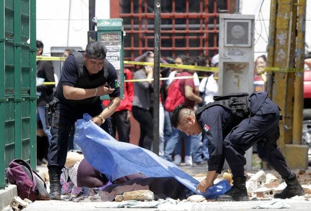 (170920) -- MEXICO CITY, Sept. 20, 2017 -- Security members cover the body of a victim after an earthquake in Mexico City, capital of Mexico, on Sept. 19, 2017. The death toll from a 7.1-magnitude earthquake that uck central Mexico on Tuesday has risen to 226, according to the head of Mexico s civil protection agency, Luis Felipe Puente. ) (dtf) MEXICO-MEXICO CITY-EARTHQUAKE STR 