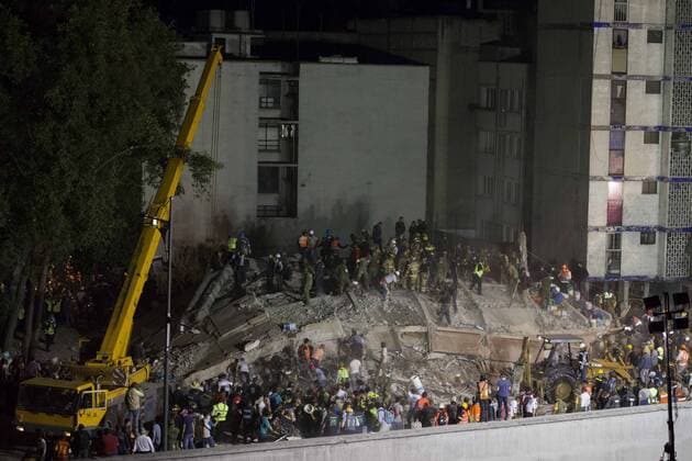 (170920) -- MEXICO CITY, Sept. 20, 2017 -- Rescuers and members of the army work on the site of a collapsed building after an earthquake in Mexico City, capital of Mexico, on Sept. 19, 2017. The death toll from a 7.1-magnitude earthquake that struck central Mexico on Tuesday has risen to 226, according to the head of Mexico s civil protection agency, Luis Felipe Puente.Alejandro Ayala) (dtf) MEXICO-MEXICO CITY-EARTHQUAKE e AlejandroxAyala 