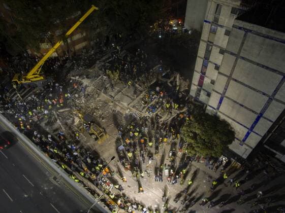 (170920) -- MEXICO CITY, Sept. 20, 2017 -- Aerial photo taken on Sept. 19, 2017 shows rescuers and members of the army working after an earthquake in Mexico City, capital of Mexico. The death toll from a 7.1-magnitude earthquake that struck central Mexico on Tuesday has risen to 226, according to the head of Mexico s civil protection agency, Luis Felipe Puente. Cesar Vicuna) (dtf) MEXICO-MEXICO CITY-EARTHQUAKE e FRANCISCOxCANEDO 