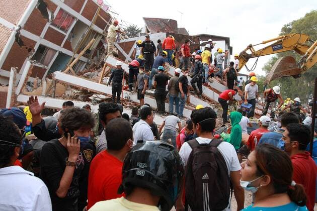(170920) -- MEXICO CITY, Sept. 20, 2017 -- People search for victims on a collapsed building after an earthquake in Mexico City, capital of Mexico, on Sept. 19, 2017. The death toll from a 7.1-magnitude earthquake that struck central Mexico on Tuesday has risen to 226, according to the head of Mexico s civil protection agency, Luis Felipe Puente. Str) (dtf) MEXICO-MEXICO CITY-EARTHQUAKE e STR 