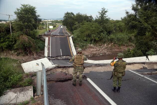 (170920) -- MORELOS, Sept. 20, 2017 -- Soldiers watch a damaged road after an earthquake in Jojutla municipality, Morelos state, Mexico, on Sept. 19, 2017. The death toll from a 7.1-magnitude earthquake that struck central Mexico on Tuesday has risen to 226, according to the head of Mexico s civil protection agency, Luis Felipe Puente. Margarito Perez) (dtf) MEXICO-MORELOS-EARTHQUAKE e MARGARITOxPEREZ 