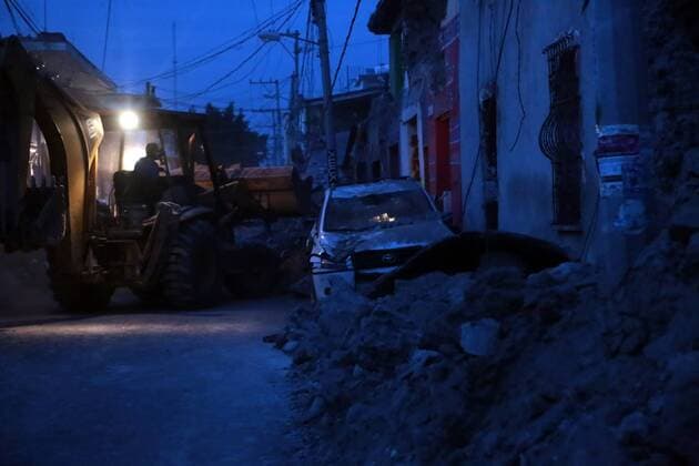(170920) -- MORELOS, Sept. 20, 2017 -- A rescuer operates an excavator after an earthquake in Jojutla municipality, Morelos state, Mexico, on Sept. 19, 2017. The death toll from a 7.1-magnitude earthquake that struck central Mexico on Tuesday has risen to 226, according to the head of Mexico s civil protection agency, Luis Felipe Puente. Margarito Perez) (dtf) MEXICO-MORELOS-EARTHQUAKE e MARGARITOxPEREZ 