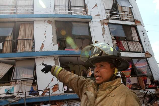 (170920) -- MEXICO CITY, Sept. 20, 2017 -- A fireman works outside a damaged building after an earthquake in Mexico City, capital of Mexico, on Sept. 19, 2017. At least 216 people have been killed after a powerful earthquake hit central Mexico on Tuesday, with the death toll expected to rise due to the scale of the temblor, the country s civil protection agency said. ) (da) (ce) (zy) MEXICO-MEXICO CITY-EARTHQUAKE Str 