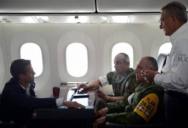 (170920) -- MEXICO CITY, Sept. 20, 2017 -- Mexican President Enrique Pena Nieto (1st L) talks with members of the National Emergency Committee after an earthquake in Mexico City, capital of Mexico, on Sept. 19, 2017. At least 216 people have been killed after a powerful earthquake hit central Mexico on Tuesday, with the death toll expected to rise due to the scale of the temblor, the country s civil protection agency said. Str) (da) (ce) (zy) MEXICO-MEXICO CITY-EARTHQUAKE e STR 