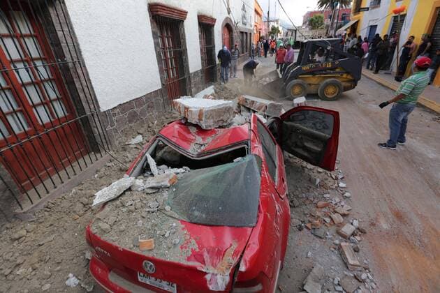 September 20 2017 EUM20170920NAC07 JPG TOLUCA MEX Earthquake Sismo Edomex Maquinaria ayuda a retirar los escombros que dejo la caida de una barda incluso afecto a un automovil tras el sismo ocurrido el martes 19 de septiembre de 2017 Foto Agencia EL UNIVERSAL RCC  - ZUMAu78_ 20170920_zaf_u78_011 Copyright: xJorgexAlvaradox