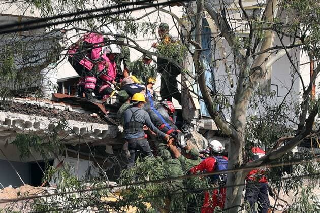 September 20 2017 EUM20170920NAC08 JPG CIUDAD DE MEXICO Earthquake Sismo CDMX Una persona que quedo atrapada en un inmueble ubicado en un edificio de la calle de Amsterdam en la colonia Condesa es rescatado con vida tras el sismo de 7 1 grados registrado el martes 19 de septiembre de 2017 Foto Agencia EL UNIVERSAL Lucia Godinez RCC  - ZUMAu78_ 20170920_zaf_u78_012 Copyright: xLuciaxGodinezx