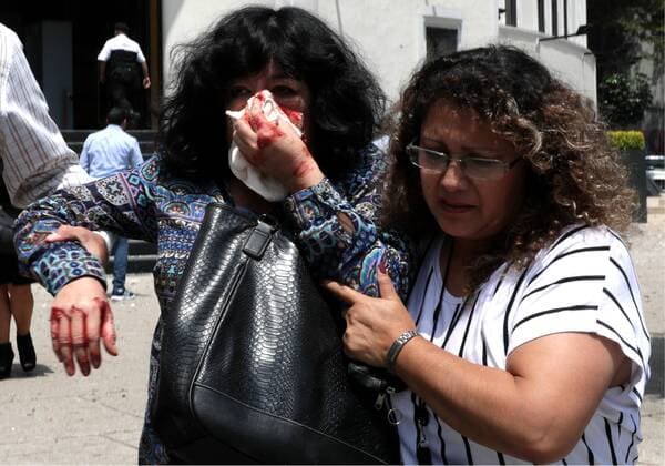 September 20 2017 EUM20170920NAC09 JPG CIUDAD DE MEXICO Earthquake Sismo CDMX Mujeres se ayudan mutuamente a desalojar el edificio de la Loteria Nacional conocido como El Moro que resulto con danos por el sismo de 7 1 grados registrado el martes 19 de septiembre de 2017 Foto Agencia EL UNIVERSAL RCC  - ZUMAu78_ 20170920_zaf_u78_013 Copyright: xJeniferxNavax