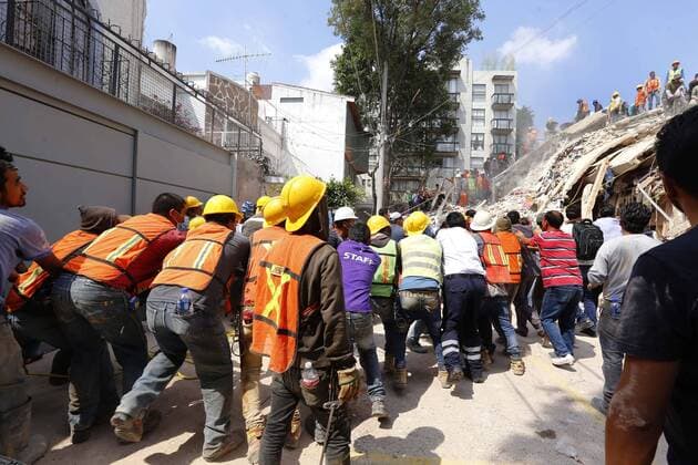 September 20 2017 EUM20170920NAC11 JPG CIUDAD DE MEXICO Earthquake Sismo CDMX Trabajadores de la construccion llegaron como apoyo profesional para rescatar a los vecinos del edificio que cayo en Gabriel Mancera y Escocia en la colonia del Valle tras el sismo ocurrido el martes 19 de septiembre de 2017 Foto Agencia EL UNIVERSAL RCC  - ZUMAu78_ 20170920_zaf_u78_016 Copyright: xBerenicexFregosox