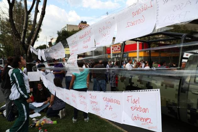 September 20 2017 EUM20170920NAC16 JPG CIUDAD DE MEXICO Earthquake Sismo CDMX Padres y vecinos del plantel educativo colgaron hojas con los nombres de los ninos que habian sido rescatados del Colegio Enrique Rebsamen ubicado en Coapa al sur de la Ciudad de Mexico uno de los 45 inmuebles colapsados por el sismo de 7 1 ocurrido el martes 19 de septiembre de 2017 Foto Agencia EL UNIVERSAL RCC  - ZUMAu78_ 20170920_zaf_u78_021 Copyright: xValentexRosasx