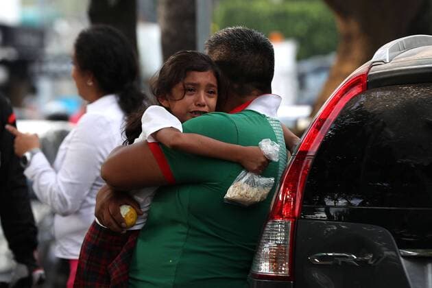 September 20 2017 EUM20170920NAC17 JPG CIUDAD DE MEXICO Earthquake Sismo CDMX Minutos despues del sismo los padres comenzaron a llegar al centro escolar Enrique Rebsamen algunos de los ninos presentaron crisis nerviosas 19 de septiembre de 2017 Foto Agencia EL UNIVERSAL RCC  - ZUMAu78_ 20170920_zaf_u78_022 Copyright: xValentexRosasx