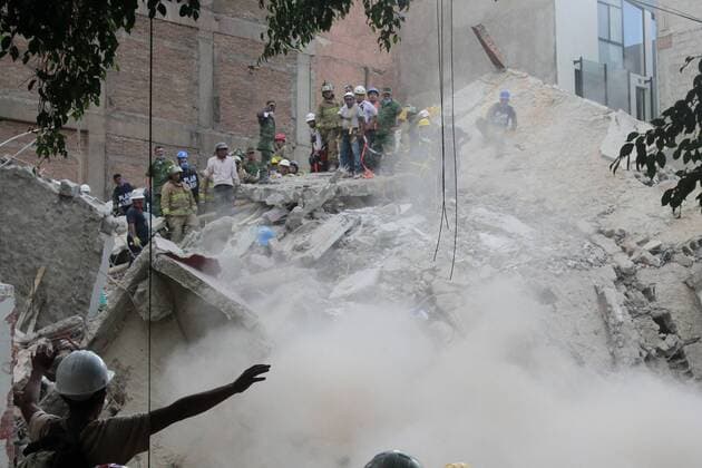 Bilder des Tages September 20 2017 EUM20170920NAC22 JPG CIUDAD DE MEXICO Earthquake Sismo CDMX Los cuerpos de rescate contemplan los restos del edificio ubicado en Ãlvaro Obregon en la colonia Roma que se desplomo como consecuencia del sismo Foto Agencia ELUNIVERSAL RCC  - ZUMAu78_ 20170920_zaf_u78_026 Copyright: xNadyaxMurillox