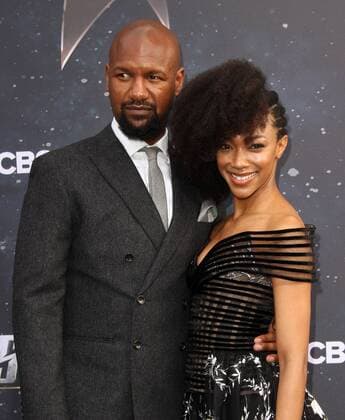 Star Trek : Discovery Premiere in Los Angeles September 19, 2017 - Los Angeles, CA, U.S. - 19 September 2017 - Hollywood, California - Sonequa Martin-Green and husband Kenric Green. Ã¢â‚¬ËœStar Trek: DiscoveryÃ¢â‚¬â ¢ Premiere held at the ArcLight Cinerama Done in Hollywood. Photo Credit: AdMedia Los Angeles U.S. - ZUMAa123 20170919_zaa_a123_155 Copyright: xAdmediax