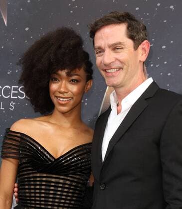 Star Trek : Discovery Premiere in Los Angeles September 19, 2017 - Los Angeles, CA, U.S. - 19 September 2017 - Hollywood, California - Sonequa Martin-Green and Jason Isaacs. Ã¢â‚¬ËœStar Trek: DiscoveryÃ¢â‚¬â ¢ Premiere held at the ArcLight Cinerama Done in Hollywood. Photo Credit: AdMedia Los Angeles U.S. - ZUMAa123 20170919_zaa_a123_156 Copyright: xAdmediax