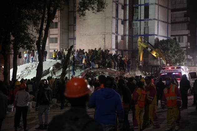 (170920) -- MEXICO CITY, Sept. 20, 2017 -- Rescuers search for survivers under the debris of a damaged building after an earthquake in Mexico City, capital of Mexico, Sept. 20, 2017. At least 217 people have been killed after a powerful earthquake hit central Mexico on Tuesday. ) (jmmn) MEXICO-MEXICO CITY-EARTHQUAKE DanxHang 