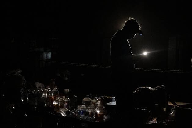 (170920) -- MEXICO CITY, Sept. 20, 2017 -- A volunteer arranges donated supplies after an earthquake, in Mexico City, capital of Mexico, on Sept. 20, 2017. At least 217 people have been killed after a powerful earthquake hit central Mexico on Tuesday. ) (srb) MEXICO-MEXICO CITY-RESCUE-EARTHQUAKE DavidxdexlaxPaz 