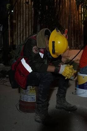(170920) -- MEXICO CITY, Sept. 20, 2017 -- A rescue worker takes a rest as he participates in the search for survivors after an earthquake, in Mexico City, capital of Mexico, on Sept. 20, 2017. At least 217 people have been killed after a powerful earthquake hit central Mexico on Tuesday. ) (srb) MEXICO-MEXICO CITY-RESCUE-EARTHQUAKE DavidxdexlaxPaz 