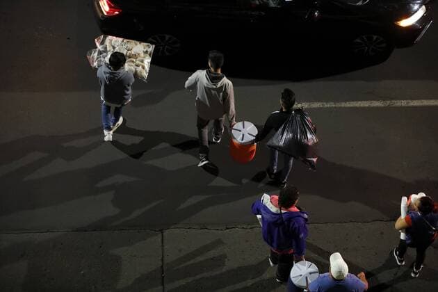 Volunteers carry drinks and food after a 7.1 magnitude, in Mexico City, Mexico, earlier 20 September 2017. At least 224 people died in the states of Morelos, Puebla and Mexico following a powerful earthquake that struck central Mexico, Secretary of the Interior in the cabinet Miguel Angel Osorio confirmed. Emergency services are searching for survivors buried under the rubble of collapsed buildings. Death toll in the earthquake rises to 224 !ACHTUNG: NUR REDAKTIONELLE NUTZUNG!  Copyright: xJosexMendezx GRA001 20170920-636415215910193775