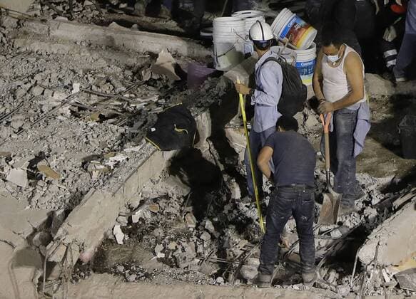 Rescue Services search for victims under the debris of a building that collapsed after a 7.1 magnitude, in Mexico City, Mexico, earlier 20 September 2017. At least 224 people died in the states of Morelos, Puebla and Mexico following a powerful earthquake that struck central Mexico, Secretary of the Interior in the cabinet Miguel Angel Osorio confirmed. Emergency services are searching for survivors buried under the rubble of collapsed buildings. Death toll in the earthquake rises to 224 !ACHTUNG: NUR REDAKTIONELLE NUTZUNG!  Copyright: xJosexMendezx GRA001 20170920-636415215936089775