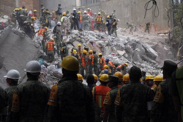 Rescue services members work under the debris of a building that collapsed after a 7.1 magnitude, in Mexico City, Mexico, earlier 20 September 2017. At least 224 people died in the states of Morelos, Puebla and Mexico following a powerful earthquake that struck central Mexico, Secretary of the Interior in the cabinet Miguel Angel Osorio confirmed. Emergency services are searching for survivors buried under the rubble of collapsed buildings. Death toll in the earthquake rises to 224 !ACHTUNG: NUR REDAKTIONELLE NUTZUNG!  Copyright: xSashenkaxGutiérrezx GRA001 20170920-636415217862065775