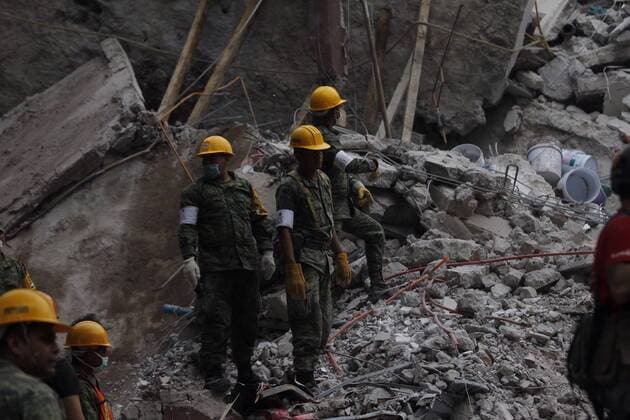 Rescue services members work under the debris of a building that collapsed after a 7.1 magnitude, in Mexico City, Mexico, earlier 20 September 2017. At least 224 people died in the states of Morelos, Puebla and Mexico following a powerful earthquake that struck central Mexico, Secretary of the Interior in the cabinet Miguel Angel Osorio confirmed. Emergency services are searching for survivors buried under the rubble of collapsed buildings. Death toll in the earthquake rises to 224 !ACHTUNG: NUR REDAKTIONELLE NUTZUNG!  Copyright: xSashenkaxGutiérrezx GRA001 20170920-636415217900753775