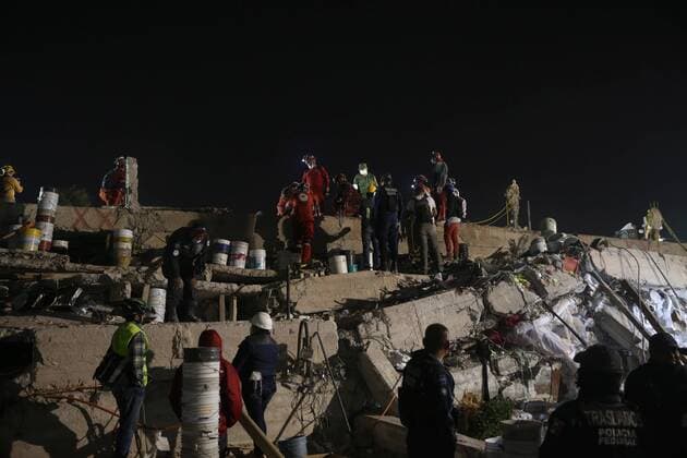(170920) -- MEXICO CITY, Sept. 20, 2017 -- Rescue workers search for survivors after an earthquake, in Mexico City, capital of Mexico, Sept. 20, 2017. A 7.1-magnitude earthquake hit central Mexico on Tuesday. ) (yk) MEXICO-MEXICO CITY-RESCUE-EARTHQUAKE DanxHang 