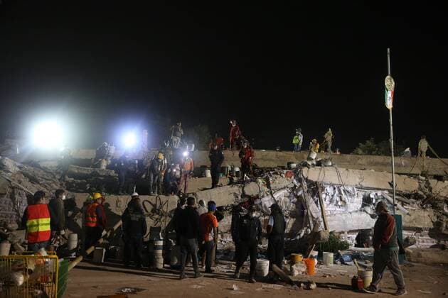 (170920) -- MEXICO CITY, Sept. 20, 2017 -- Rescue workers search for survivors after an earthquake, in Mexico City, capital of Mexico, Sept. 20, 2017. A 7.1-magnitude earthquake hit central Mexico on Tuesday. ) (yk) MEXICO-MEXICO CITY-RESCUE-EARTHQUAKE DanxHang 