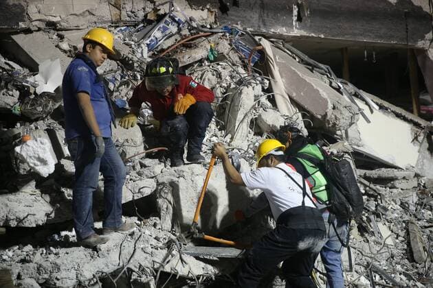 (170920) -- MEXICO CITY, Sept. 20, 2017 -- Rescue workers search for survivors after an earthquake, in Mexico City, capital of Mexico, Sept. 20, 2017. A 7.1-magnitude earthquake hit central Mexico on Tuesday. ) (yk) MEXICO-MEXICO CITY-RESCUE-EARTHQUAKE DanxHang 
