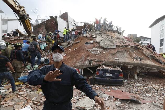 Bilder des Tages September 20, 2017 - Mexico City, Mexico - The five-story building on Torreón and Viaducto Street collapsed, leaving five people trapped after the 7.1 earthquake shook Mexico City on Tuesday. Mexico City Mexico  - ZUMAu78_ 20170920_zaf_u78_019 Copyright: xLuisxCortesx