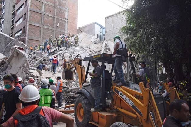 September 20, 2017 - Mexico City, Mexico - Rescuers work hard in the Condesa colony to remove debris and rescue victims of the 7.1 earthquake registered in the Mexico City. Mexico City Mexico  - ZUMAu78_ 20170920_zaf_u78_024 Copyright: xAlonsoxRomerox