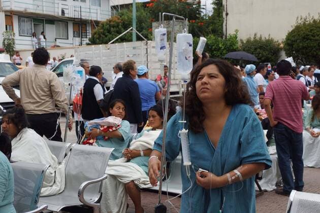 September 20, 2017 - Mexico City, Mexico - Patients are evacuated from the Civil Hospital Dr. Aurelio Valdivieso, after the earthquake on September 19, 2017. The doctors attended to the people in the courtyard, including a woman who gave birth. Mexico City Mexico  - ZUMAu78_ 20170920_zaf_u78_029 Copyright: xElxUniversalx