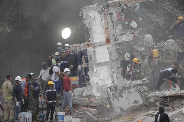 Rescue services members work under the debris of a building that collapsed after a 7.1 magnitude, in Mexico City, Mexico, earlier 20 September 2017. At least 224 people died in the states of Morelos, Puebla and Mexico following a powerful earthquake that struck central Mexico, Secretary of the Interior in the cabinet Miguel Angel Osorio confirmed. Emergency services are searching for survivors buried under the rubble of collapsed buildings. Death toll in the earthquake rises to 224 !ACHTUNG: NUR REDAKTIONELLE NUTZUNG!  Copyright: xJosexMendezx GRA001 20170920-636415288815206079