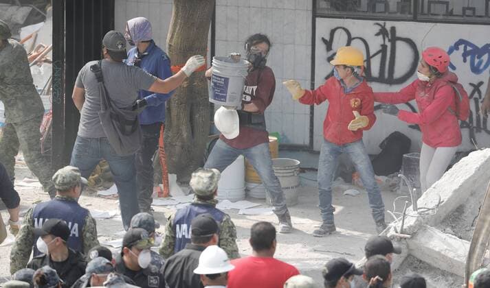 Rescue services members work after a 7.1 magnitude, in Mexico City, Mexico, earlier 20 September 2017. At least 224 people died in the states of Morelos, Puebla and Mexico following a powerful earthquake that struck central Mexico, Secretary of the Interior in the cabinet Miguel Angel Osorio confirmed. Emergency services are searching for survivors buried under the rubble of collapsed buildings. Death toll in the earthquake rises to 224 !ACHTUNG: NUR REDAKTIONELLE NUTZUNG!  Copyright: xJosexMendezx GRA001 20170920-636415289472378079