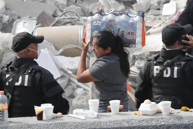 A volunteer carries beverages after a 7.1 magnitude, in Mexico City, Mexico, earlier 20 September 2017. At least 224 people died in the states of Morelos, Puebla and Mexico following a powerful earthquake that struck central Mexico, Secretary of the Interior in the cabinet Miguel Angel Osorio confirmed. Emergency services are searching for survivors buried under the rubble of collapsed buildings. Death toll in the earthquake rises to 224 !ACHTUNG: NUR REDAKTIONELLE NUTZUNG!  Copyright: xJosexMendezx GRA001 20170920-636415289491668079