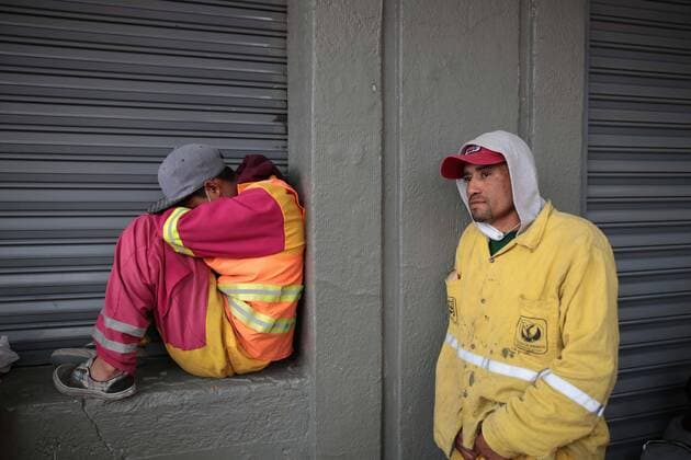 Bilder des Tages Volunteers take a break in the middle of the rescue works at the buildings that collapsed yesterday during a 7.1 Richter seism in Mexico City, Mexico, 20 September 2017. The preliminary death toll rose to 225 according to Civil Protection, 94 in Mexico City, 71 in Morelos, 43 in Puebla, 12 in Mexico State, 4 in Guerraro and 1 in Oaxaca. Preliminary death toll rises to 225 after earthquake in Mexico !ACHTUNG: NUR REDAKTIONELLE NUTZUNG!  Copyright: xJorgexDanxLópezx MEX001 20170920-636415316688457140