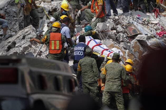 Birgades and volunteers work at the buildings that collapsed yesterday during a 7.1 Richter seism in Mexico City, Mexico, 20 September 2017. The preliminary death toll rose to 225 according to Civil Protection, 94 in Mexico City, 71 in Morelos, 43 in Puebla, 12 in Mexico State, 4 in Guerraro and 1 in Oaxaca. Preliminary death toll rises to 225 after earthquake in Mexico !ACHTUNG: NUR REDAKTIONELLE NUTZUNG!  Copyright: xJorgexDanxLópezx MEX002 20170920-636415316709517140