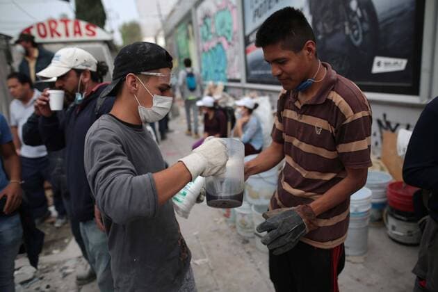Birgades and volunteers continue with the rescue works at the buildings that collapsed yesterday during a 7.1 Richter seism in Mexico City, Mexico, 20 September 2017. The preliminary death toll rose to 225 according to Civil Protection, 94 in Mexico City, 71 in Morelos, 43 in Puebla, 12 in Mexico State, 4 in Guerraro and 1 in Oaxaca. Preliminary death toll rises to 225 after earthquake in Mexico !ACHTUNG: NUR REDAKTIONELLE NUTZUNG!  Copyright: xJorgexDanxLopezx MEX004 20170920-636415317371581140
