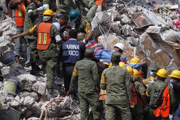 Birgades and volunteers continue with the rescue works at the buildings that collapsed yesterday during a 7.1 Richter seism in Mexico City, Mexico, 20 September 2017. The preliminary death toll rose to 225 according to Civil Protection, 94 in Mexico City, 71 in Morelos, 43 in Puebla, 12 in Mexico State, 4 in Guerraro and 1 in Oaxaca. Preliminary death toll rises to 225 after earthquake in Mexico !ACHTUNG: NUR REDAKTIONELLE NUTZUNG!  Copyright: xSashenkaxGutierrezx MEX006 20170920-636415317999793140