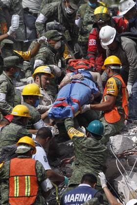Birgades and volunteers continue with the rescue works at the buildings that collapsed yesterday during a 7.1 Richter seism in Mexico City, Mexico, 20 September 2017. The preliminary death toll rose to 225 according to Civil Protection, 94 in Mexico City, 71 in Morelos, 43 in Puebla, 12 in Mexico State, 4 in Guerraro and 1 in Oaxaca. Preliminary death toll rises to 225 after earthquake in Mexico !ACHTUNG: NUR REDAKTIONELLE NUTZUNG!  Copyright: xSashenkaxGutierrezx MEX007 20170920-636415318019293140
